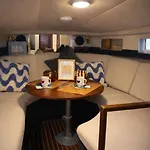 Botel Le Duplex Des Marinas, Dog Friendly & Parking Inclus, 1m90 Sous Plafond Deauville