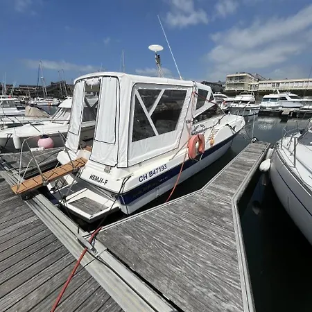 Botel Le Duplex Des Marinas, Mini Yacht Deauville